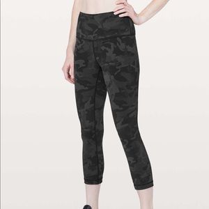 Lululemon wunder under crop savasana camo 6 rare